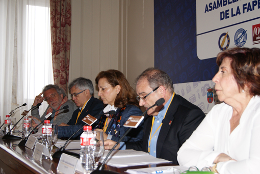 De izq. a dcha., Aurelio Martín y Nemesio Rodríguez, vicepresidentes de la Fape; Elsa González, presidenta; Carlos Sanz, secretario, y M&ordf; Jesús Chao, tesorera. Foto: FAPE